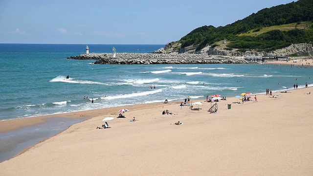 人们在伊斯坦布尔阿格瓦海滩游泳和日光浴。视频素材