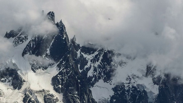 勃朗峰(Mont Blanc Massif)的山面从雾中露出来视频素材