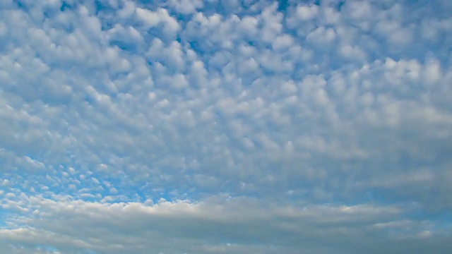 云在蓝色的天空中移动视频素材