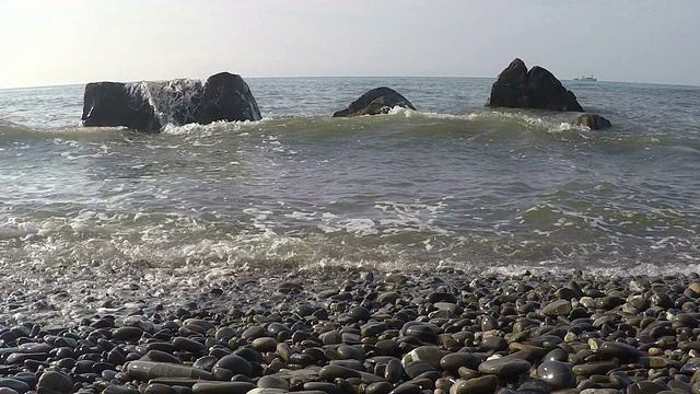 在野生卵石滩上溅起浪花的慢动作视频素材