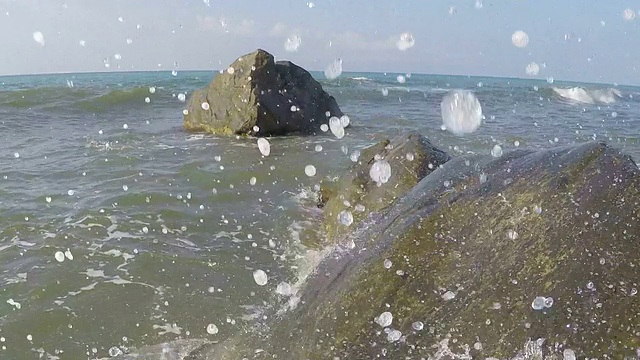 海浪撞击岩石的慢动作视频素材