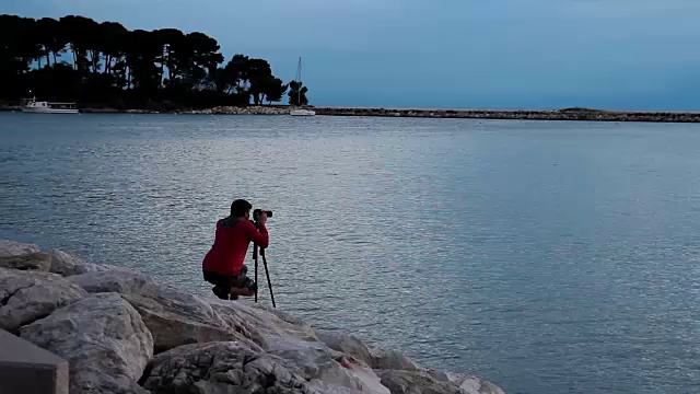 站在海边岩石上的人视频素材