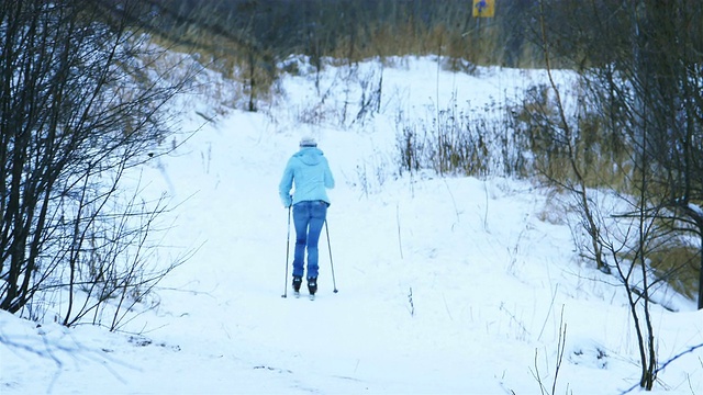 滑雪女子训练滑雪在冬季公园，全高清视频下载