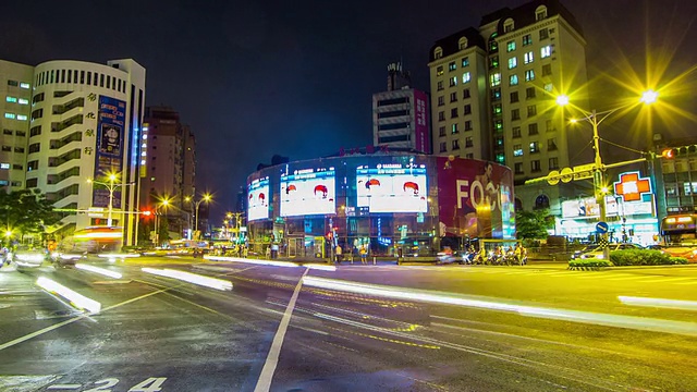 时间推移-交通和乘客在路口的夜晚视频素材