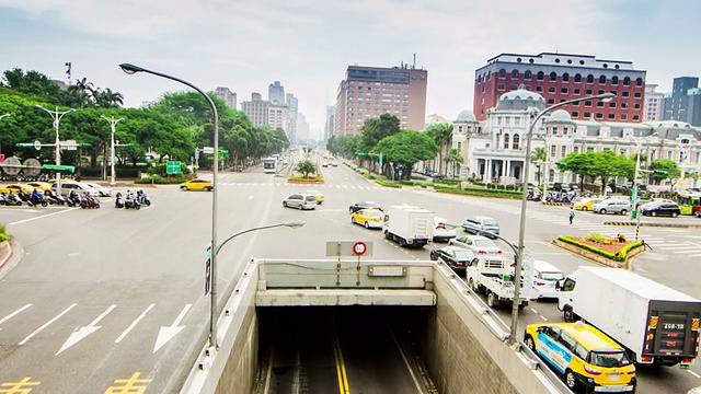 时间流逝-交通在道路交叉路口在台北，台湾视频素材