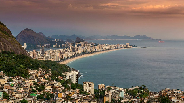 日落在伊帕内玛海滩的时间流逝在里约热内卢de Janeiro，巴西。视频素材