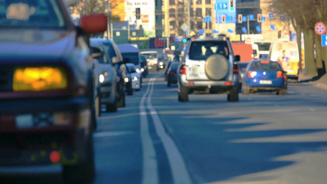 模糊的交通堵塞在城市，道路，高峰时间视频素材