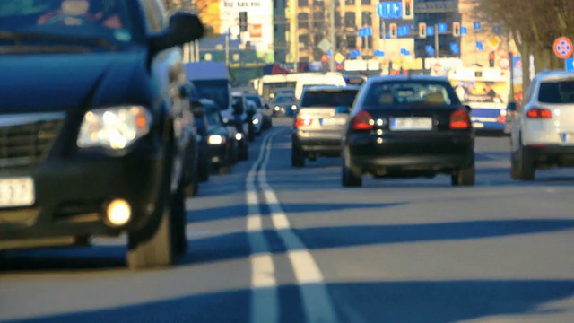 模糊的交通堵塞在城市，道路，高峰时间视频素材