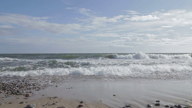 波涛滚滚地涌向海滩视频素材