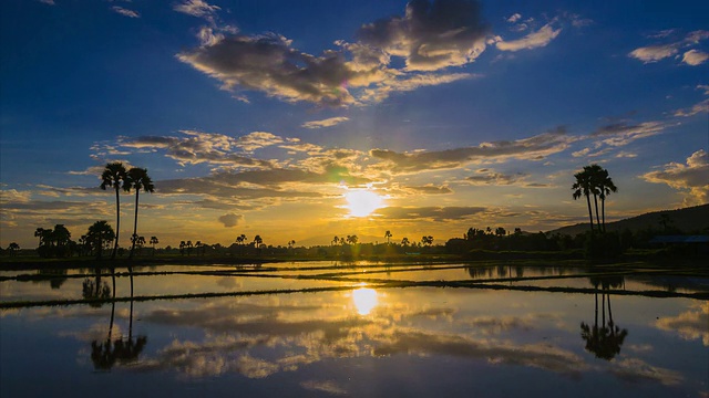 时光流逝，美丽的夕阳和池塘的倒影视频素材