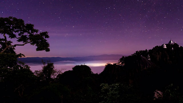 夜空中的星迹和雾早安。夜间有雾气。视频下载