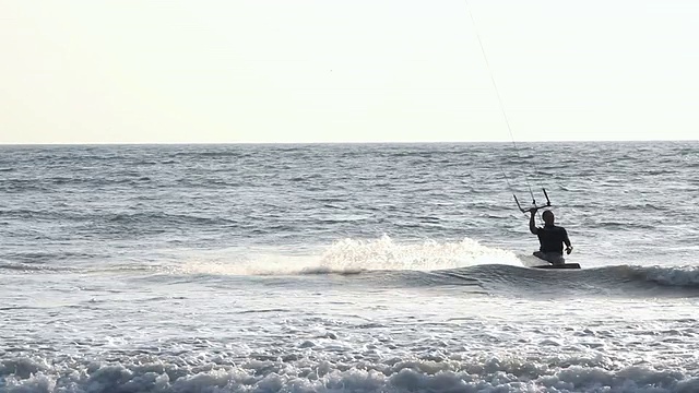 风筝滑板爱好者喜欢在海上冲浪视频素材