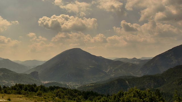 山丘和森林景观，蔚蓝海岸普罗旺斯阳光视频素材