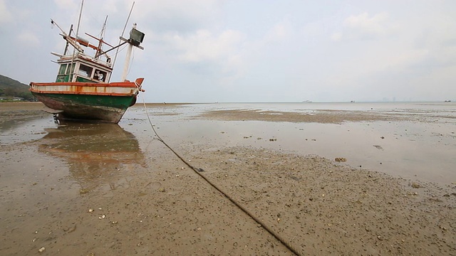 海滩上的渔船视频素材