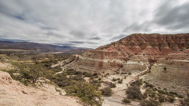 山谷上空的云/时间开阔(Quebrada De Humahuaca，枣y，阿根廷)视频素材