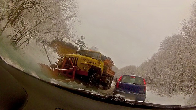 吹雪机清除山路上的积雪视频素材