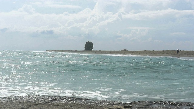 海滩上美丽的波浪视频素材