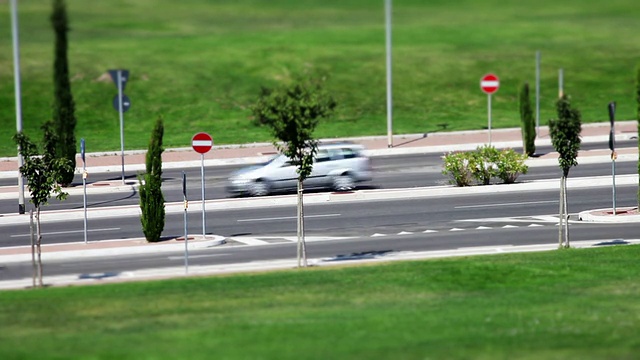 道路上的交通时间间隔(倾斜移位)视频素材