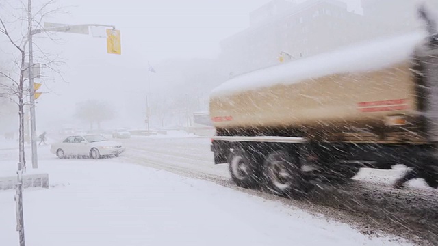 大雪中的城市街道。视频素材