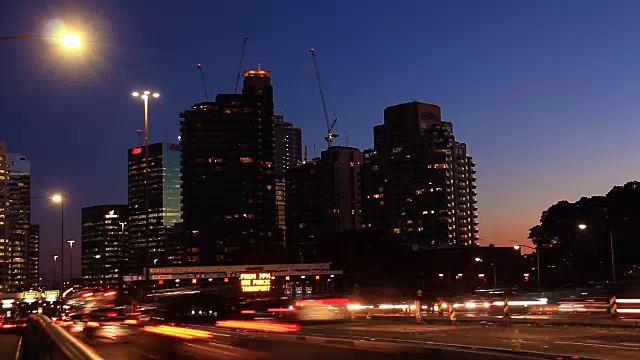 通勤交通拥挤城市街道夜晚交通高峰时间流逝视频素材