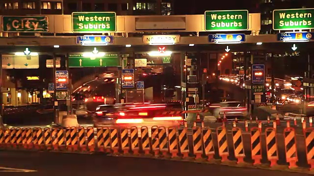 通勤交通拥挤城市街道夜晚交通高峰时间流逝视频素材