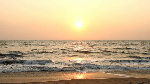 海上日落的晚景视频素材