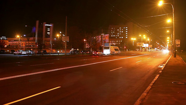 城市夜间交通的延时视频素材