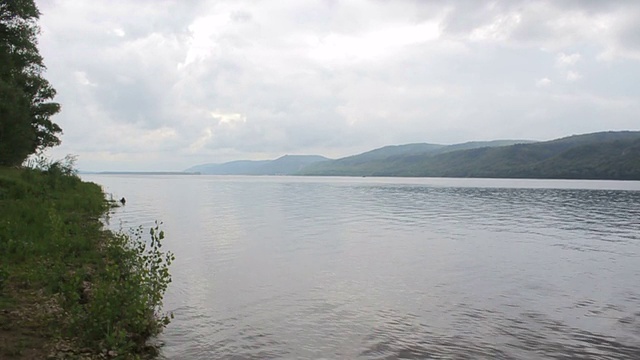 沿湿地河岸的山脉。视频素材