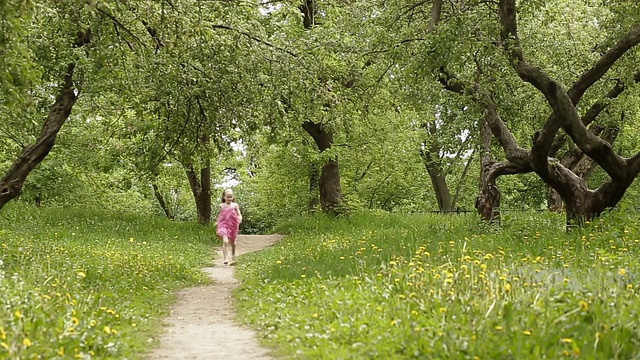 快乐的小女孩在夏天的公园里跑步视频素材