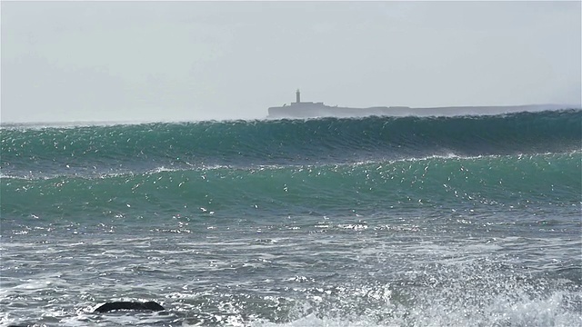 慢镜头:巨大的海浪冲向海滩视频素材