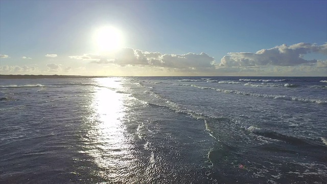 天线:在小波浪上飞向小岛视频素材