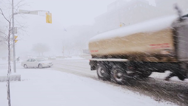 大雪中的城市街道。视频素材