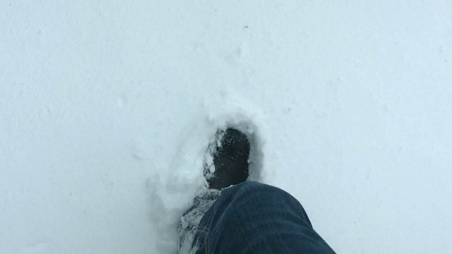 在雪地里行走的脚视频素材