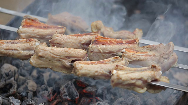 烤肉架上串着的肉视频素材