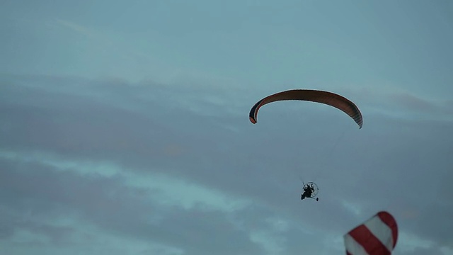 降落伞在空中飞行视频素材