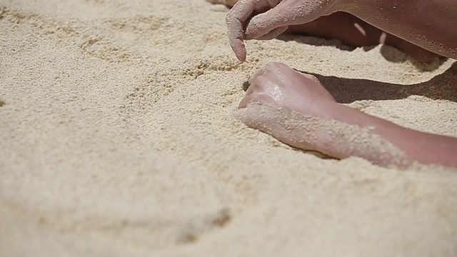 年轻夫妇享受夏天的海滩度假视频素材