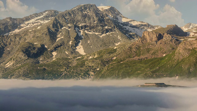 高山景观塞尼斯湖和瓦雷塞勒堡晨雾视频素材