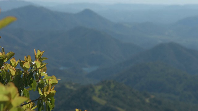 壮丽的自然风光，山坡和湖泊。美丽的景观视频素材