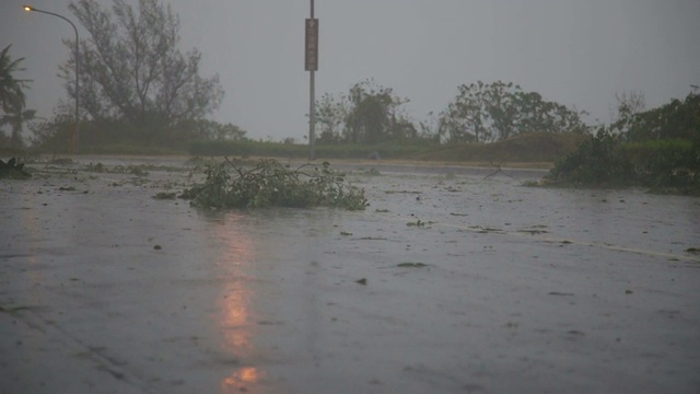 台风2的雨和碎片缓慢移动视频素材