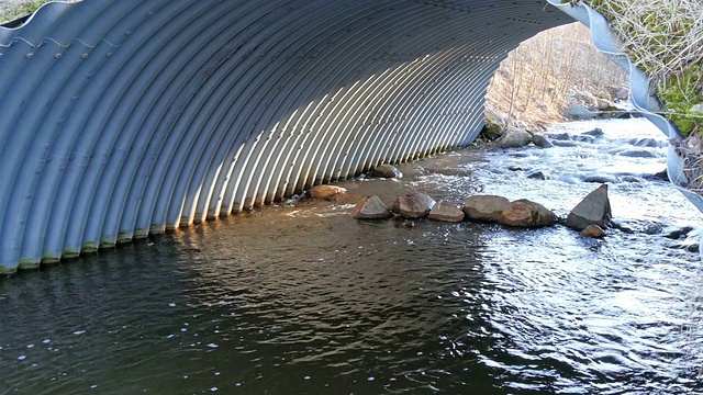 桥下隧道流水淙淙视频素材