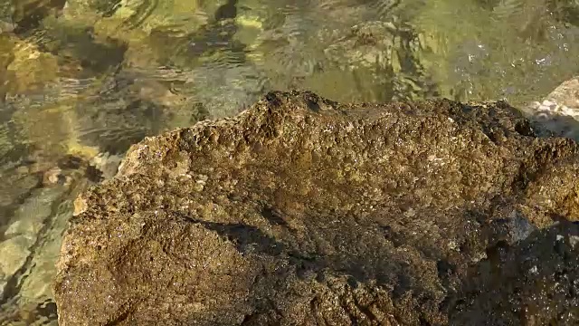 海浪拍打着岩石视频素材