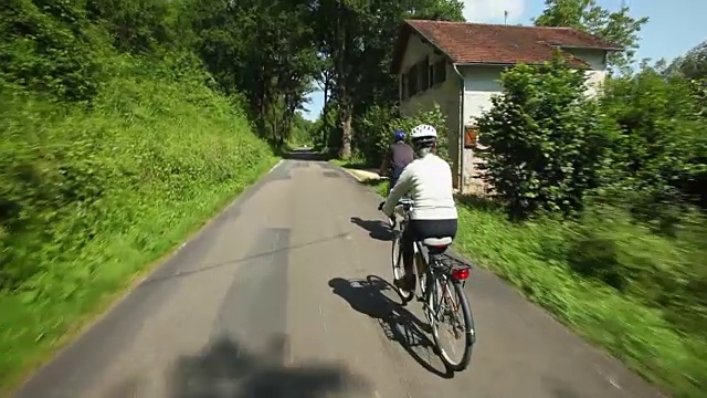 在法国公路上骑自行车的夫妇视频素材