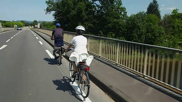 在法国公路上骑自行车的夫妇视频素材