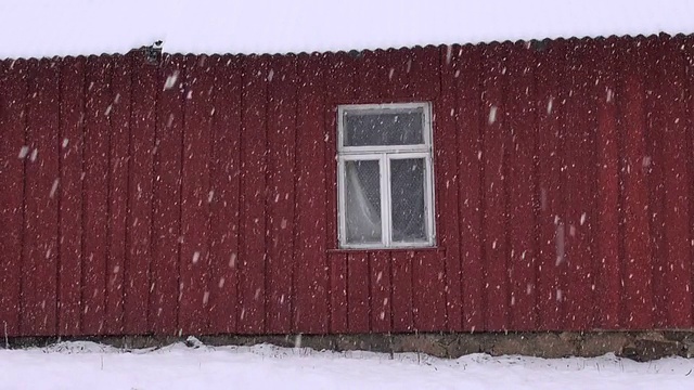 冬天的雪和农舍的墙视频素材