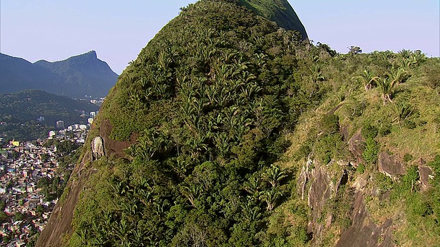 飞上俯瞰巴西里约热内卢的两座小山视频素材