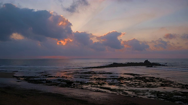 在海上日落。海景视频素材