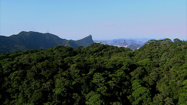 飞过山顶俯瞰，里约热内卢视频素材