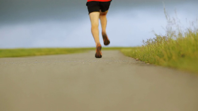 在乡村路上奔跑的男人视频素材