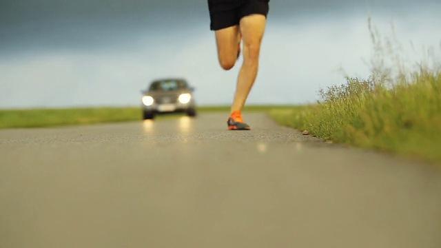 一个男人开着车在乡间路上跑视频素材