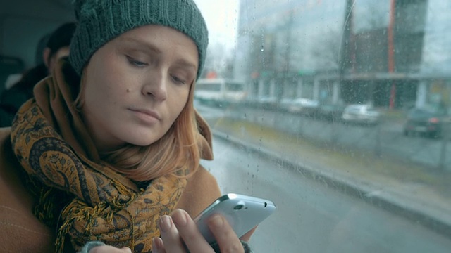 下雨天在公交车上打电话的女人视频素材